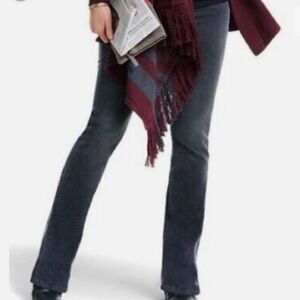 Cabi jeans black back flap pockets says 8 EUC 32” inseam.